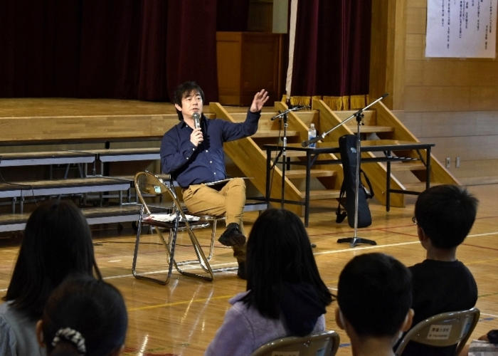 宮沢和史さん 舞鶴小で特別授業