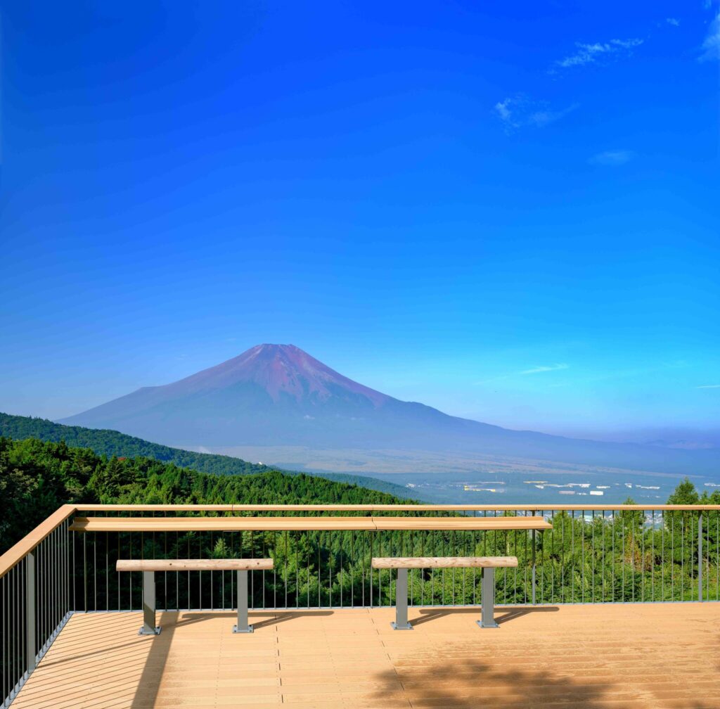 標高1150ｍの張り出しデッキから富士山を臨む！山梨県忍野村に「二十曲峠展望テラス」がオープン！初となるプロモーション動画も公開