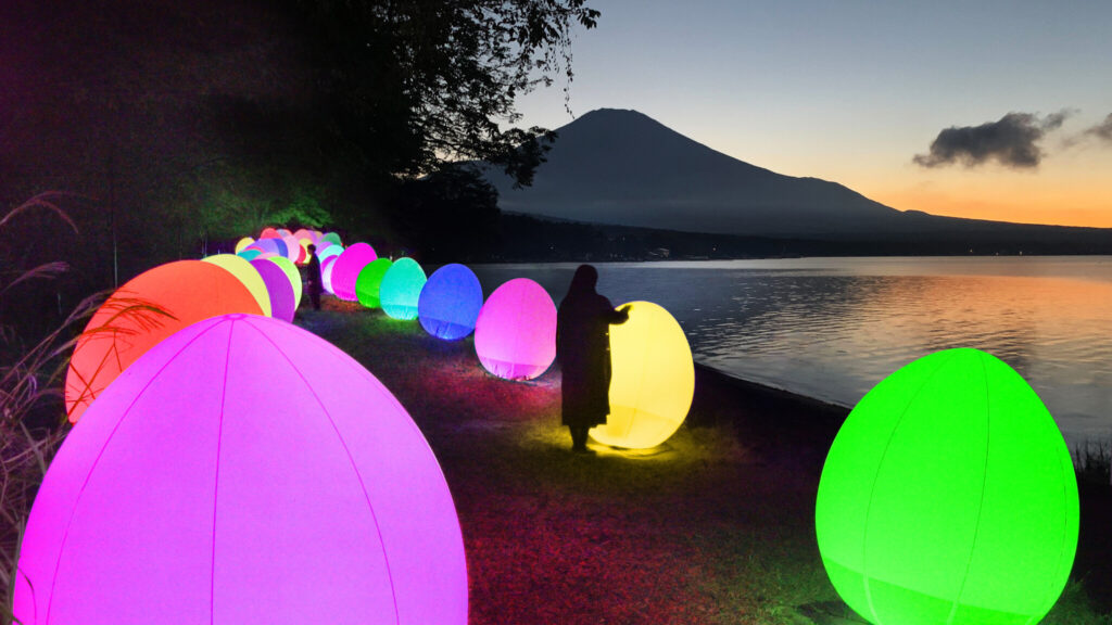 チームラボ、山梨・山中湖畔で期間限定の光のアート展を本日10月28日オープン。「チームラボ 山中湖 呼応する生命とお絵かき水族館」11月13日まで、紅葉まつりと同時開催。