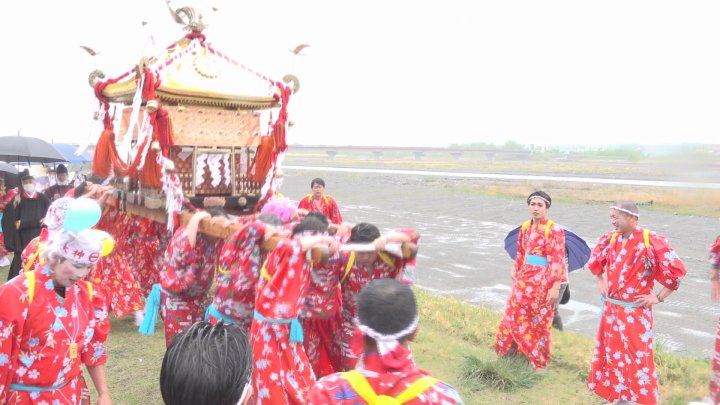 女装した男性たちが堤防を練り歩く　川の氾濫防止を祈る伝統の祭り「おみゆきさん」