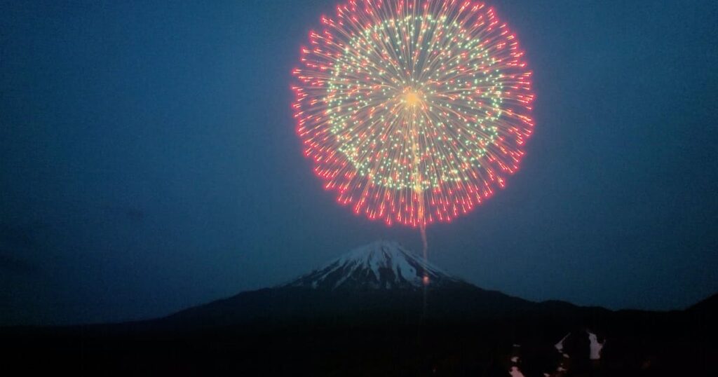 富士山の絶景花火大会、VIP席は10万円　22日開催