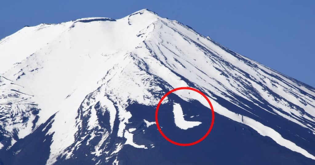 富士山に春の風物詩「農鳥」　雪解け進み、お目見え