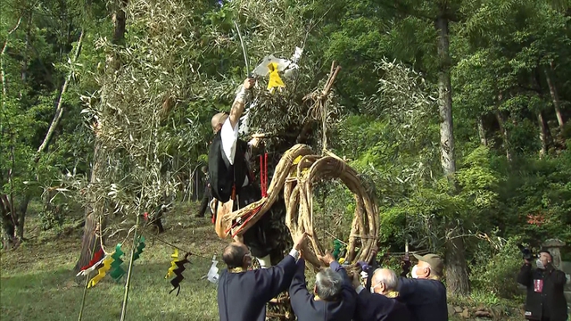 甲州市の大善寺で藤切祭り　大蛇に見立てたツルを切り落とし魔除けや豊作を祈願　山梨県