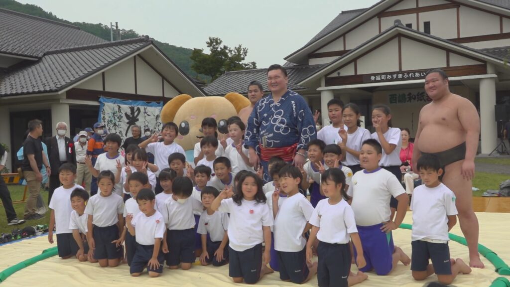 「西嶋和紙まつり」に元横綱白鵬・宮城野親方　紙漉き体験やわんぱく相撲教室で交流深める