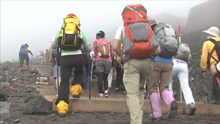 「弾丸登山を防ぐ」　富士山の夏山シーズン前に地元市長らが登山規制を県に要望　山梨