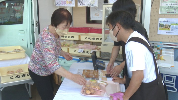 自動車販売会社の敷地で野菜やパンの販売イベント