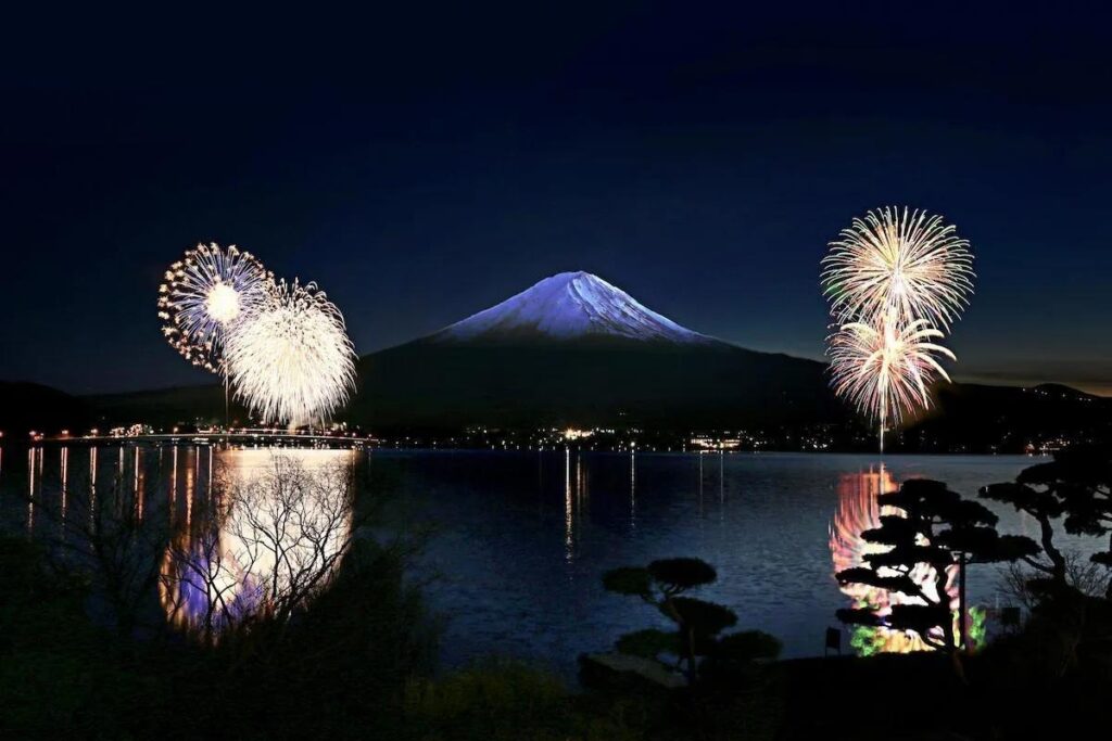 富士山経済新聞
河口湖で冬花火イベント　湖面に映る逆さ花火も