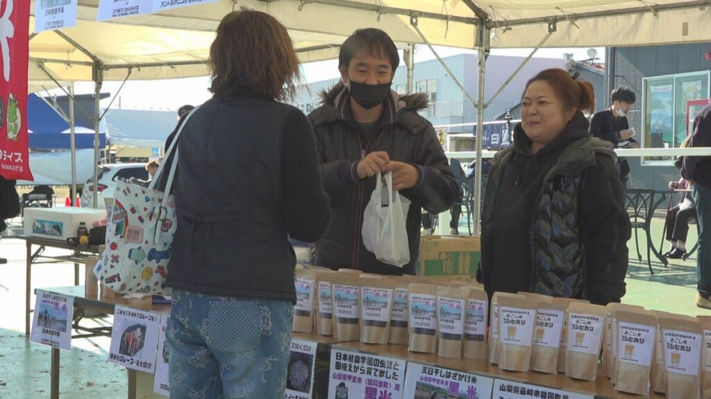 日本航空学園で「航空祭」　「輪島朝市」が出店　生徒が育てた米の販売も