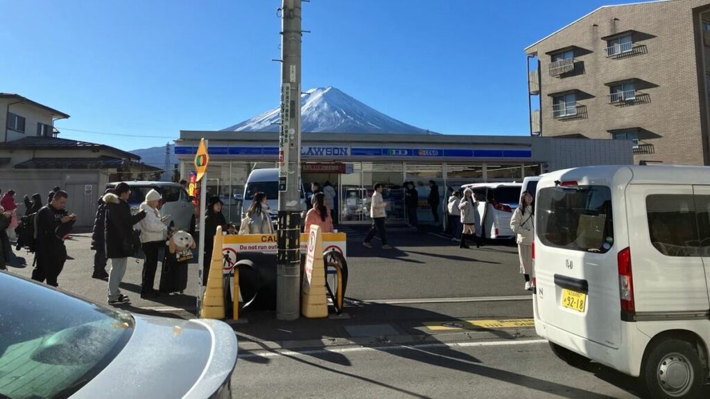 コンビニ富士山　店舗側の歩道で柵の設置工事はじまる