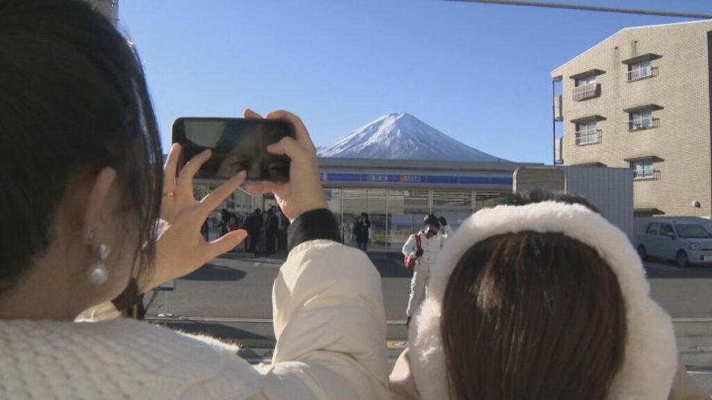 コンビニ富士山　店舗側の歩道に新たな柵の設置工事　高さ80cm、幅3m　危険な横断を防止へ