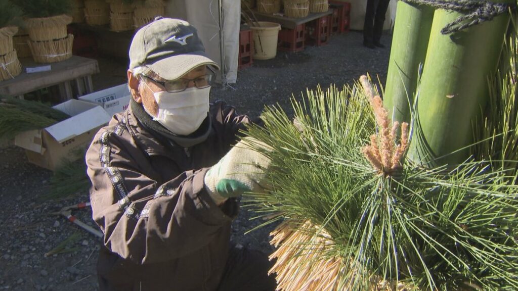 【師走の風物詩】　門松づくりが最盛期　今年は南天が不作　山梨・身延竹炭企業組合