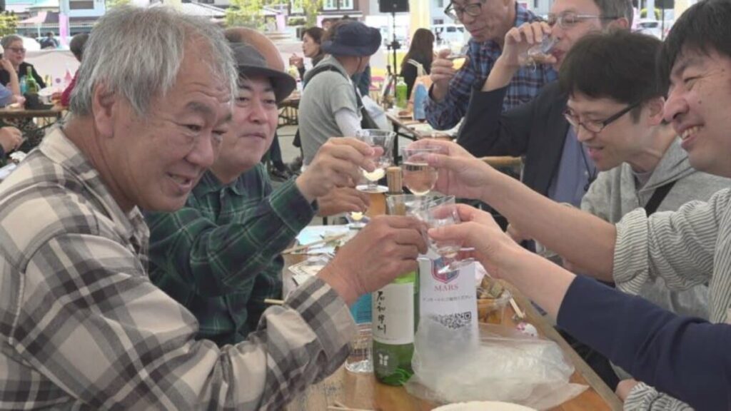 家族連れやグループが県産ワインと休日楽しむ 「マルスワイン祭り」