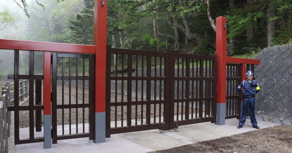 富士山「吉田ルート」5合目の常設ゲート公開 鳥居をデザイン