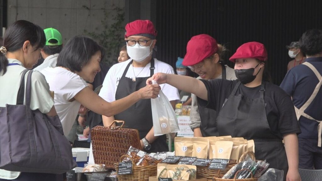 新鮮なタマネギが1袋100円　障がいある人たちが農家との連携で作った農産物や食品の販売会　やまなし農福マルシェ