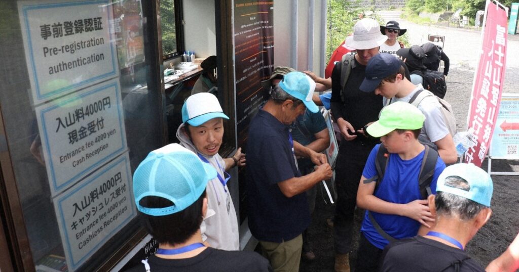 「見張り小屋」も 入山規制の富士山、負担の一方で事前登録は好調