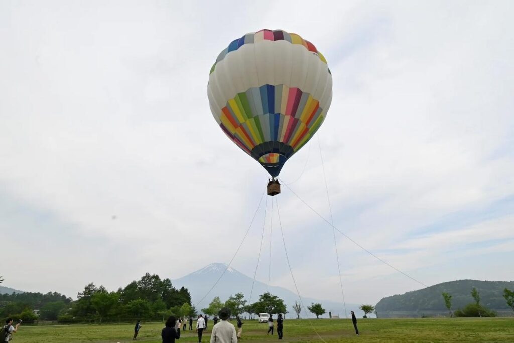 富士山経済新聞
山中湖で熱気球体験イベント 湖面に映る「逆さ富士」も