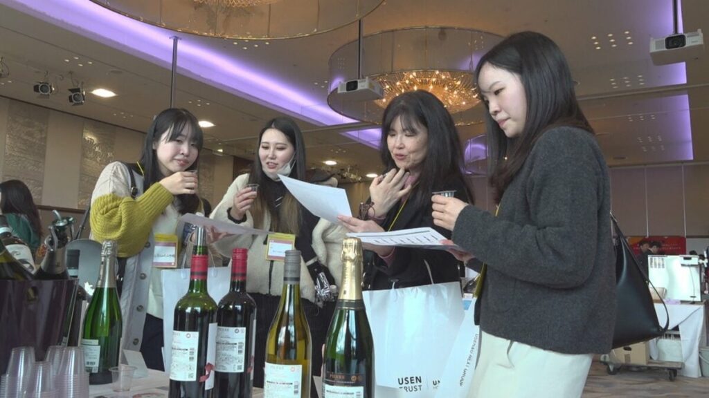 外国人観光客に対応したサービス提案　飲食店と大手飲料メーカーや地元酒蔵などを結ぶ展示会　山梨・マツムラ酒販