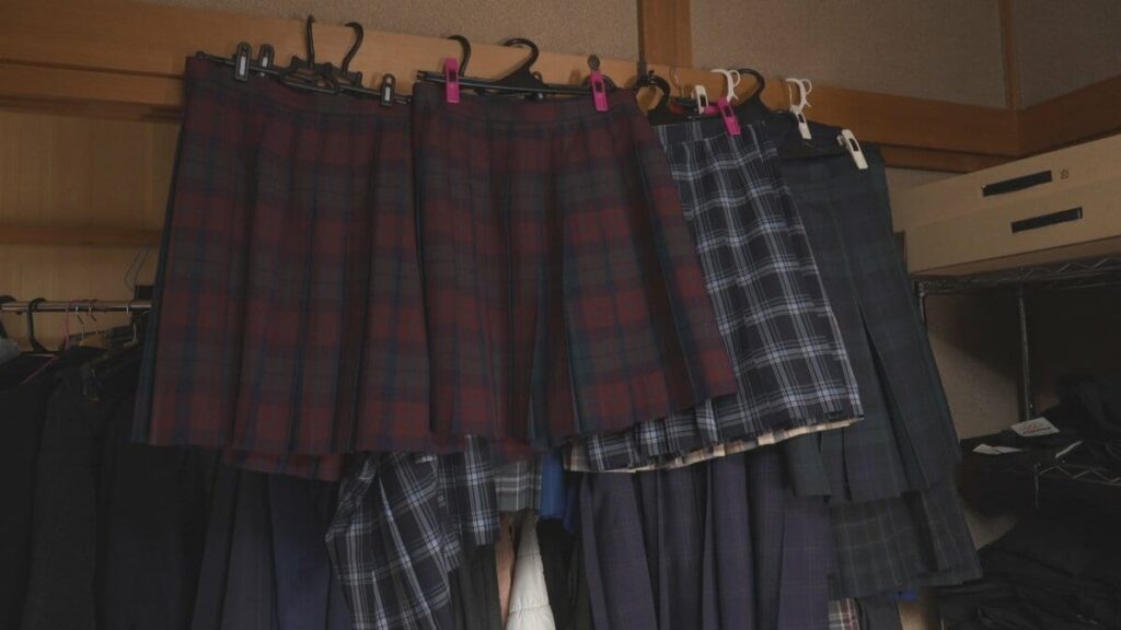 制服8000点のリサイクル販売会　高校生がボランティアで仕分けを手伝い　山梨・中央市