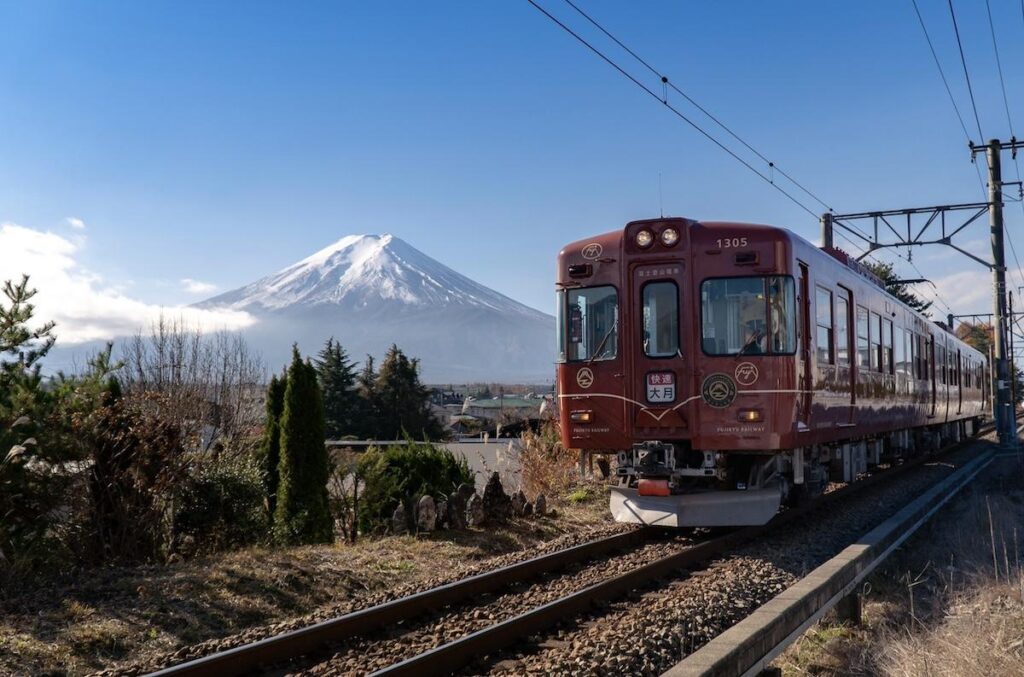 富士山経済新聞
富士急行線で「富士みち列車」運行　「富士山の日」に合わせ笹一酒造とコラボ
