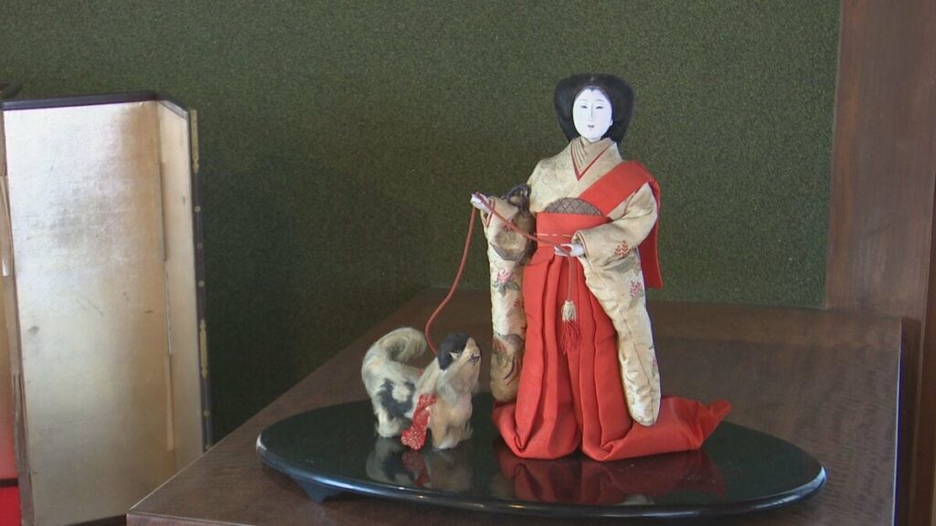 根津記念館でひな人形展　明治初期から昭和までの約80体　「鉄道王」根津嘉一郎が姪に贈った「狆引き官女」も展示