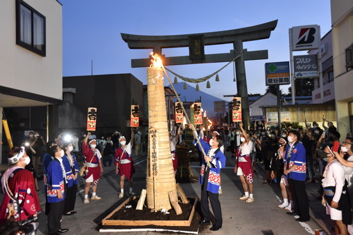 吉田の火祭り開催 夏山に幕