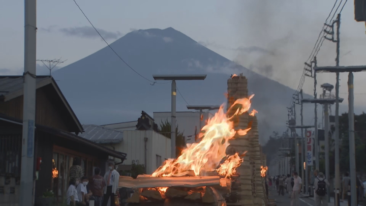 富士山 夏山シーズンの終わり告げる「吉田の火祭り」開催　観覧は自粛呼びかけ　