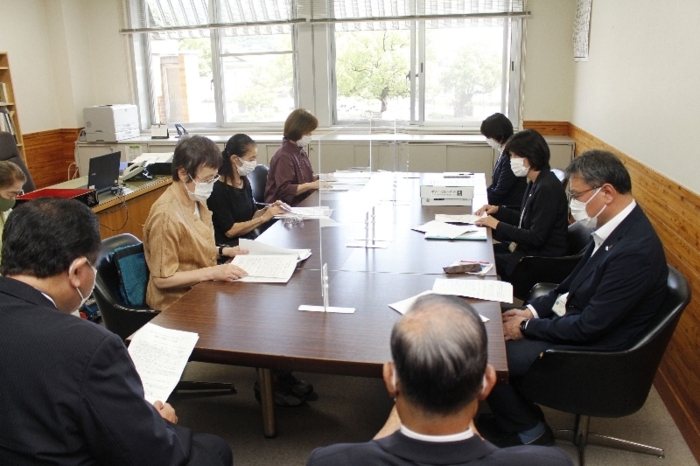 女性団体 県方針見直し求め署名