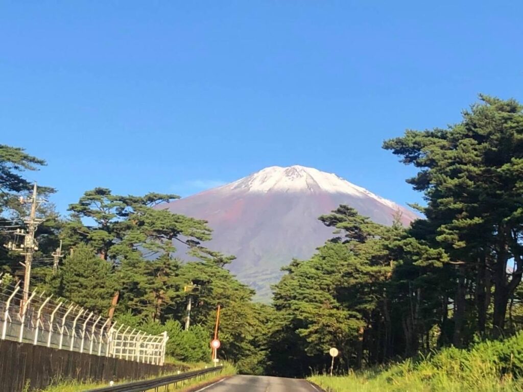 富士山経済新聞
富士山で「初冠雪」観測　平年比25日、昨年比21日早く