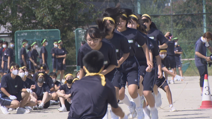 ２年ぶりの体育祭　久しぶりに全校生徒が集まりグラウンドで躍動　山梨