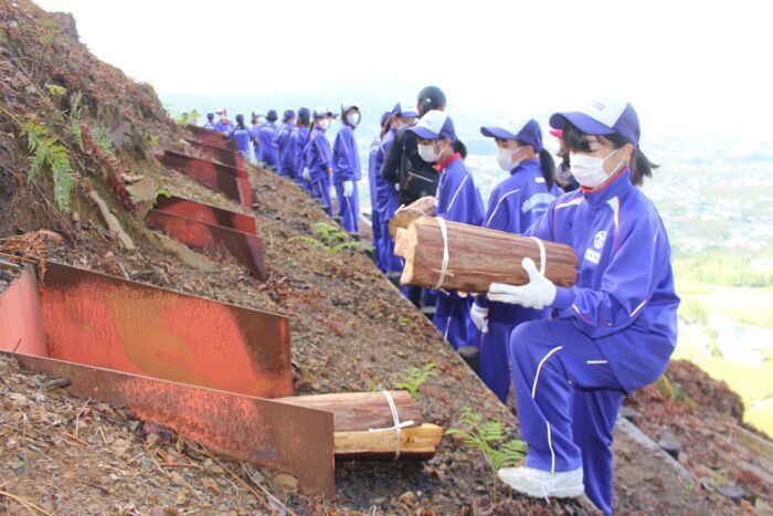 勝沼中生徒らが護摩木積み