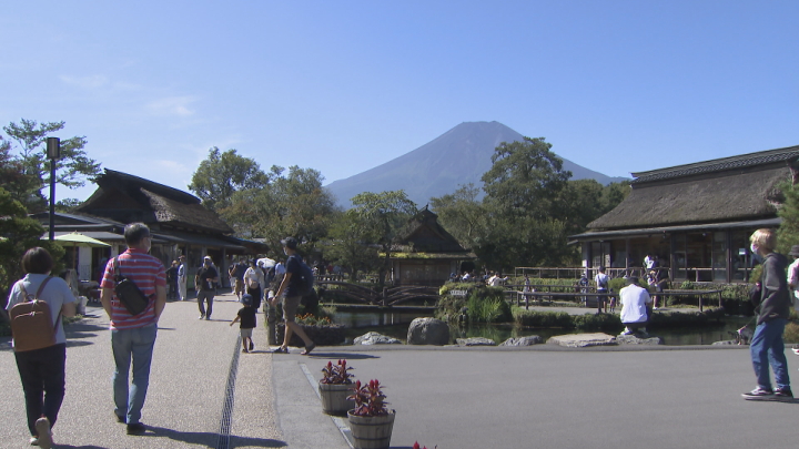 飛び石連休初日の祝日　忍野村や山中湖村など観光地にぎわう　山梨