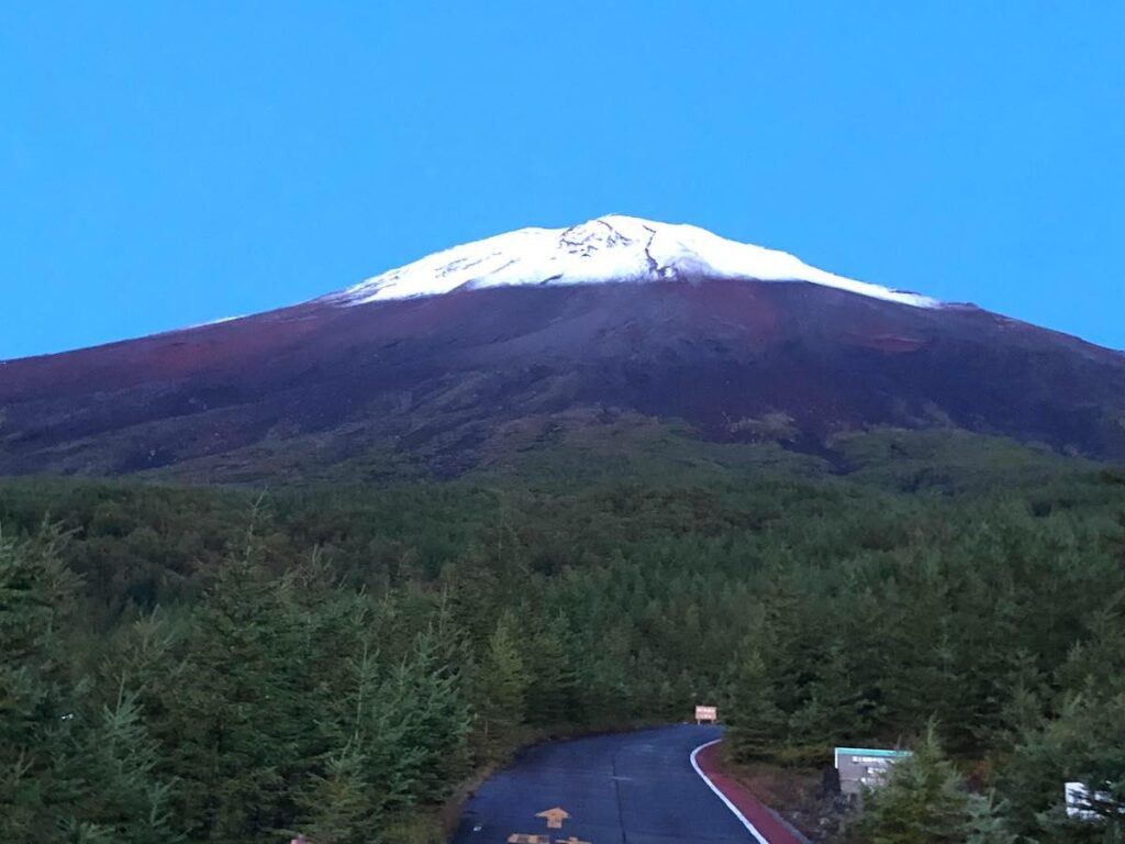 富士山経済新聞
富士山で「初冠雪」観測　見直し後改めて宣言