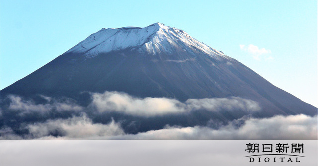 御坂峠から初冠雪の富士山を撮影　月見草も