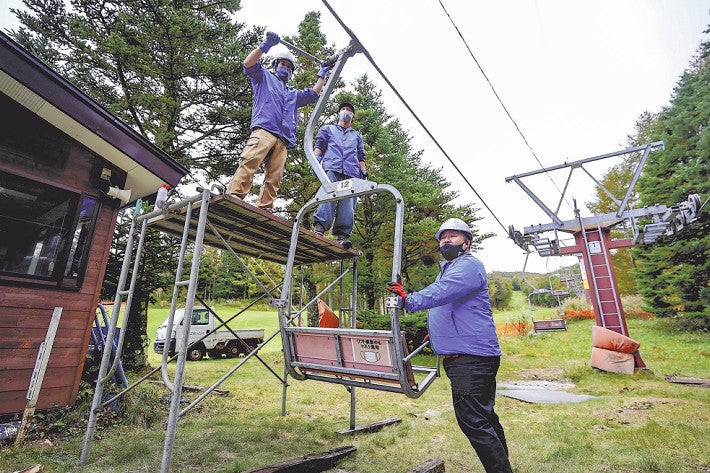 スキー場冬支度　リフト準備　鳴沢