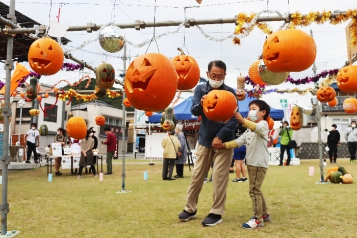 ハロウィーン 浮かぶカボチャ