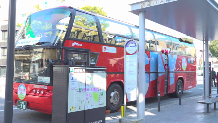 観光スポットを巡る期間限定ツアー　「オープントップバス」が運行開始　山梨・甲府市