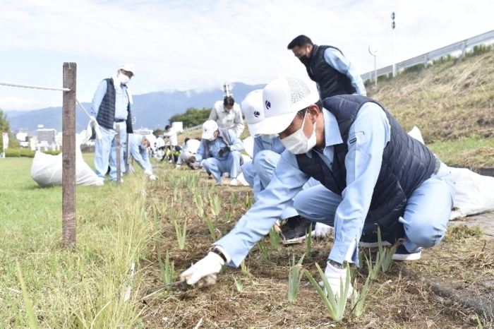 建設業関係者が花壇を手入れ