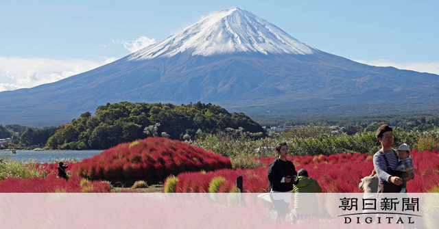 富士山がくっきり雪化粧「ジェラートみたい」　紅葉と青空と共演