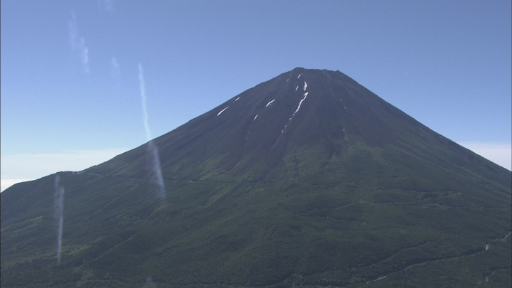 富士山の夏山登山者激減「影響や状況の調査を」　富士山世界文化遺産学術委員会