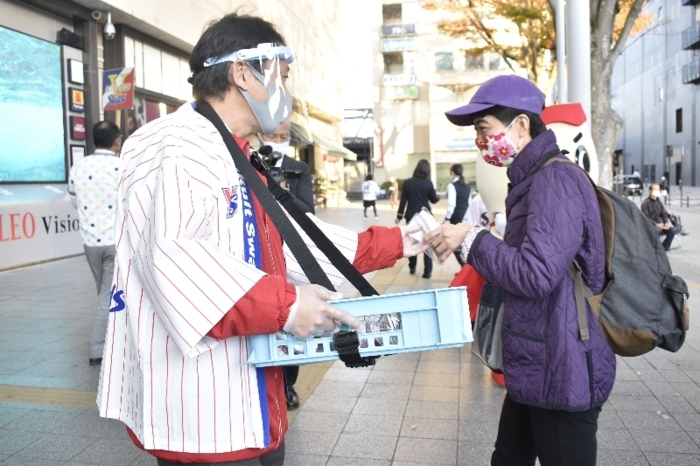 応援に感謝 ヤクルト配布