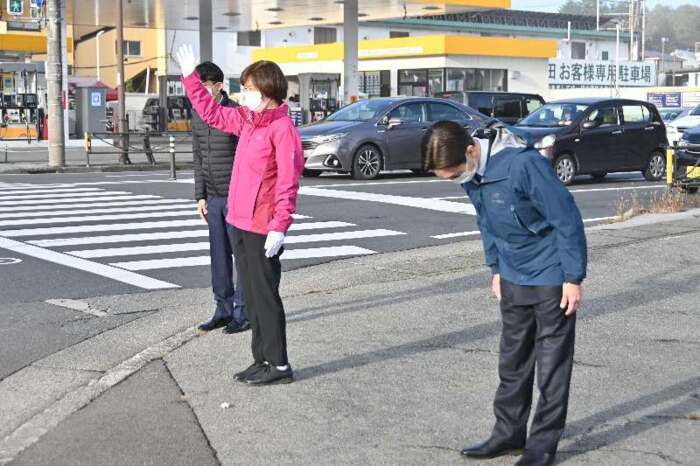 堀内氏 家族で街頭あいさつ