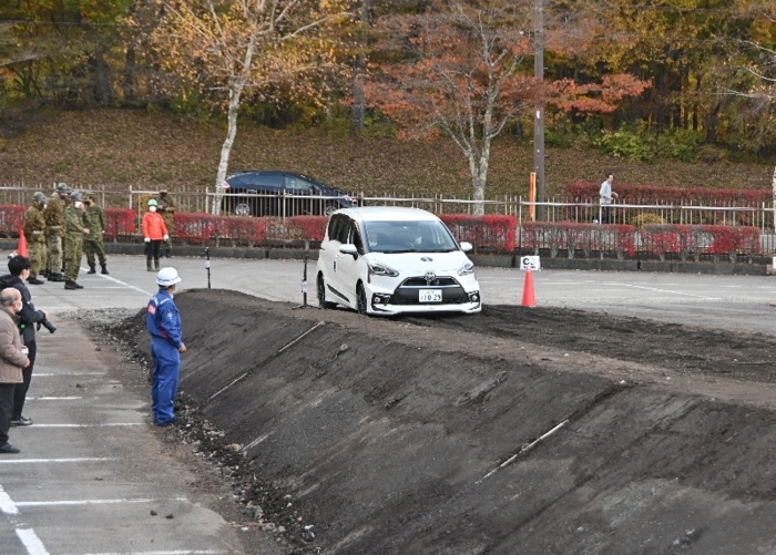 火山灰敷き詰めた道路を走行