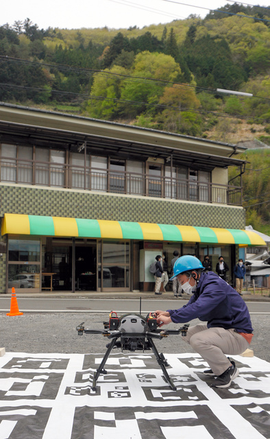 ドローン配送、実用化　小菅村で物流大手など