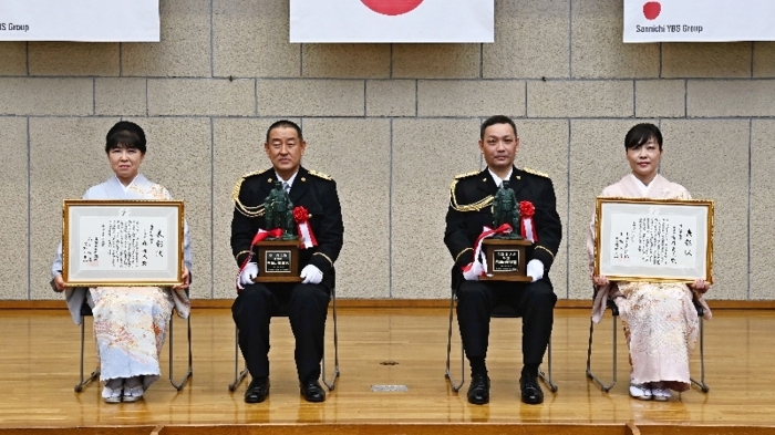 有野、森氏を表彰 県民の警察官