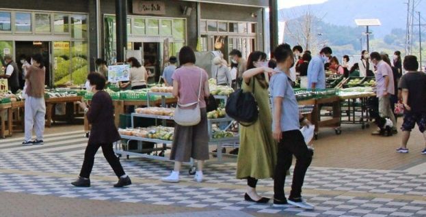 中部横断道 全通で人波