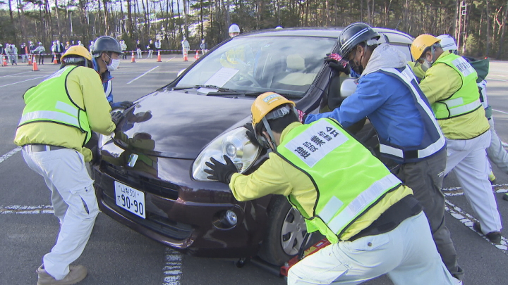 大雪を想定　緊急車両を通行させるため立ち往生した車両を移動させる訓練　山梨