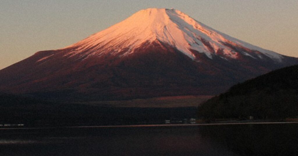 「紅富士」　朝日に照らされ、うっすら染まる雪化粧　山中湖で絶景