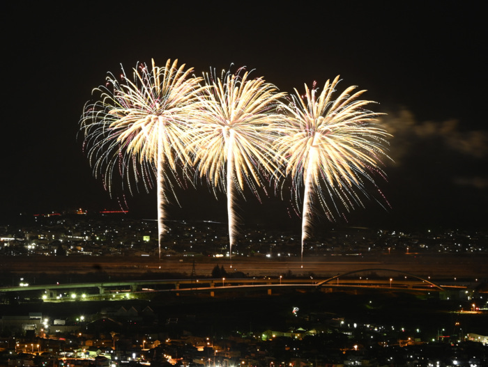 神明の花火 冬空彩る