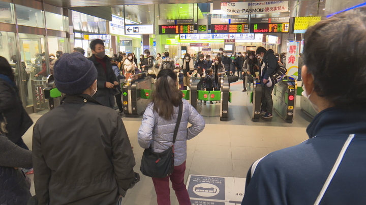 年末年始をふるさとや行楽地で　帰省ラッシュがピーク　ＪＲ甲府駅