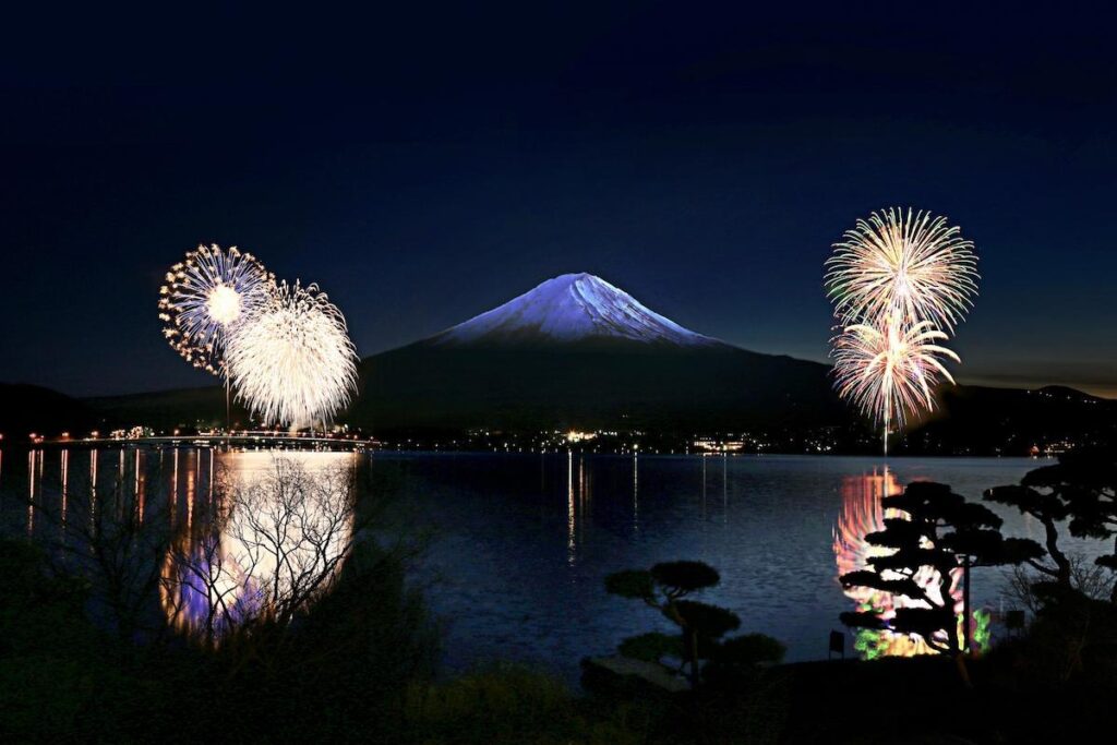 富士山経済新聞
河口湖で冬花火　11日間にわたり打ち上げ、湖面に映る逆さ花火も